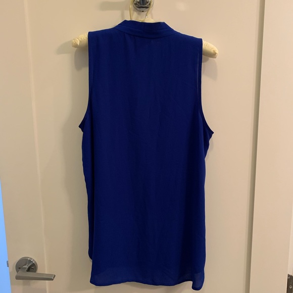 Vince Camuto V-neck Sleeveless Top - Picture 2 of 5